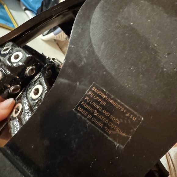 STEVE MADDEN SIZE 9 BLACK FLAT SANDALS - SUPER COMFY & LIGHTLY WORN. - Picture 4 of 4